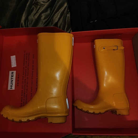 ☆Hunter Big Kids Original Gloss Mustard Yellow Rain Boots☆ - Picture 3 of 6